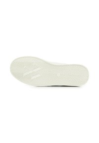 Witte sneakerzool met een visgraatpatroon, met een gladde textuur en subtiele branding. Het ontwerp is laag en minimalistisch.