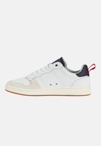 Sneaker bianche a basso profilo con tomaia in pelle liscia, dettagli in suede e suola in gomma. Presentano un tallone blu navy a contrasto e una linguetta rossa.
