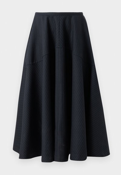 Fekete A vonalú szoknya textúrált anyagból, csíkozott mintával. A design S-es derékkal és bővülő szegéllyel rendelkezik, amely strukturált sziluettet biztosít.