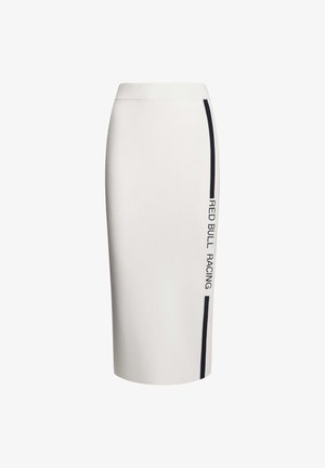 Bela prilagojena svinčasta krila z gladko teksturo. Ima črno navpično črto in natisnjen napis "RED BULL RACING" v črni barvi na eni strani.