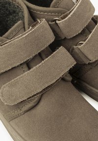 Pisamonas DOBLE TIRA ADHERENTE - Ankle Boot - topo