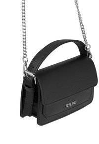 Borsa a tracolla in pelle nera con finitura testurizzata, di forma rettangolare piccola, manico a catena e tracolla, con patta frontale e accentuazione del logo metallico.