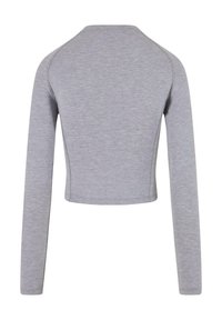 Camiseta de manga larga gris, corta, con escote redondeado y tela suave y texturizada. Cuenta con mangas ajustadas y un dobladillo limpio.