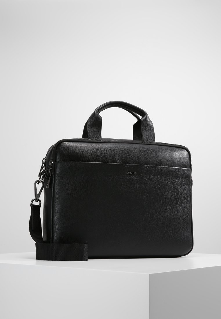 Svart läderväska med en slät yta, dragkedjest stängning, handtag upptill och en justerbar axelrem. Enkel design med logotypdetalj.