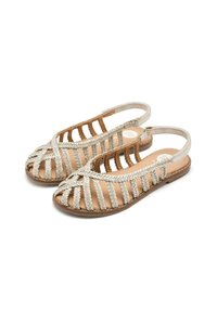 Sandali in pelle intrecciata color crema e marrone chiaro, con una punta aperta, molteplici cinturini e una suola piatta per il massimo comfort.
