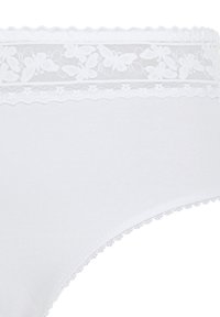 Weiße Baumwollunterwäsche mit einem zarten Spitze-Bund mit Blumenmuster und gewellten Kanten, glatter Textur und einfachem Design.