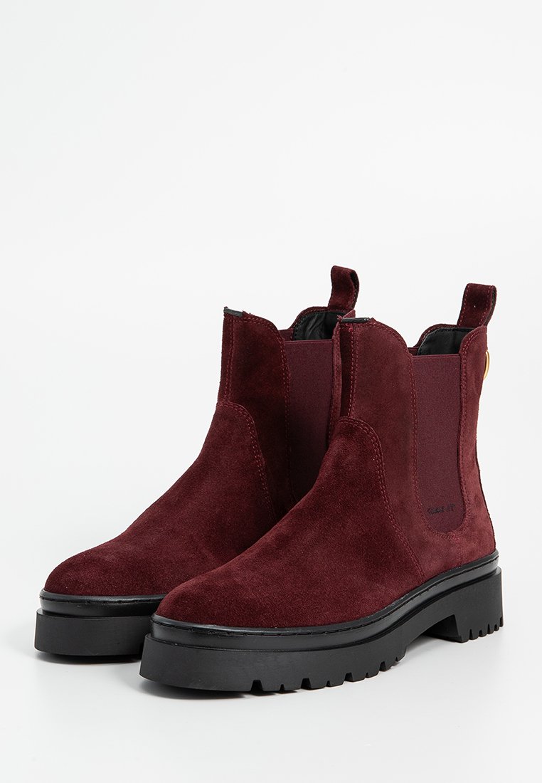 Bordeaux suède enkelboots met elastische zijpanelen, trekhaakjes en dikke zwarte rubberen zolen. Textuurrijke afwerking met een casual ontwerp.