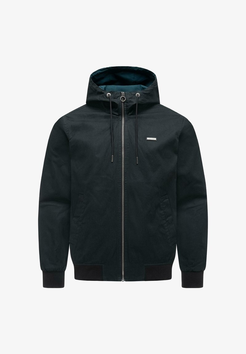 Czarna kurtka z kapturem zapinana na zamek błyskawiczny, z regulowanymi sznureczkami, przednimi kieszeniami oraz ściągaczami przy mankietach i na dole.