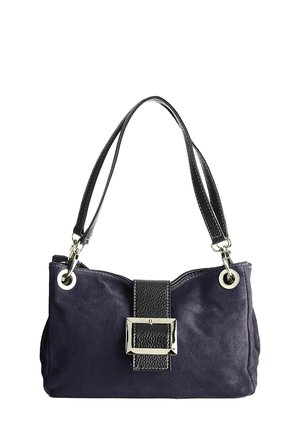 Sac à main en suede bleu marine avec une sangle en cuir noir et des détails de boucle. Présente des garnitures en argent et une texture douce. Forme compacte et structurée.