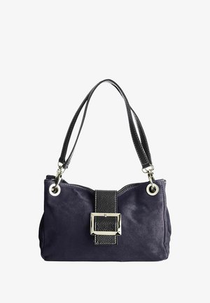Marineblauwe suède handtas met een zwarte leren schouderband en gespdetail. Voorzien van zilveren hardware en een zachte textuur. Compacte en gestructureerde vorm.