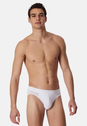 Mutande bianche a slip con un tessuto morbido, vita elastica e design minimalista. Il materiale appare liscio ed elastico.