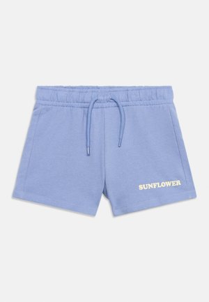 Shorts en coton bleu clair avec taille élastique et cordon de serrage, avec le mot "SUNFLOWER" imprimé sur le bas de la jambe droite avant.