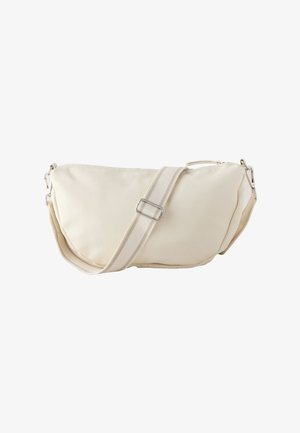 Sac bandoulière en forme de croissant couleur écru avec une large bandoulière en tissu ajustable et des fermoirs métalliques argentés.