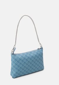 Světlomodrá syntetická mini taška s diamantovým vzorem, stříbrným řetízkem a horním zipovým uzávěrem. Kompaktn í obdélníkový tvar.