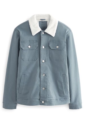 Veste bleue avec col en polaire blanche, fermeture à boutons sur le devant, deux poches poitrine avec boutons et deux poches latérales.