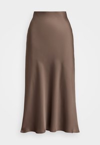 Brun sateng maxi skjørt med en glatt tekstur, tettsittende liv og utsvingt silhuett, med en subtil glans gjennom hele.