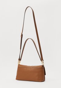 Borsa a tracolla in pelle marrone con forma rettangolare, tracolla regolabile e dettagli in metallo dorato. Finitura con texture visibile.