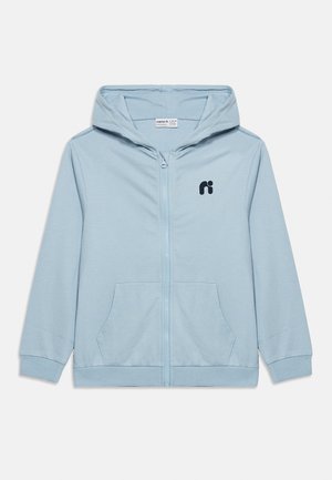 Lyseblå hættetrøje med fuld lynlås, forlommer, ribkanter ved ærmer og bund, hætte og en lille sort logo på venstre bryst.