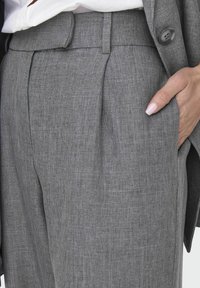 ONLY LINDA GERADE GESCHNITTEN - Hlače - medium grey melange