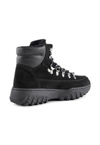 Botas de tobillo de ante negro con detalles de cuero, que presentan ojales metálicos, cordones en contraste y una suela de goma resistente con dibujos profundos.
