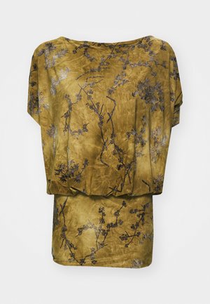 Blusa verde oliva con motivo floreale in blu scuro, realizzata in tessuto morbido. Design ampio con maniche larghe e orlo curvo.