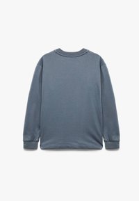 Grijze langemouwshirt in een zachte stof; beschikt over een ronde hals, rib gebreide manchetten en een gladde textuur zonder zichtbare afbeeldingen of ontwerpen.