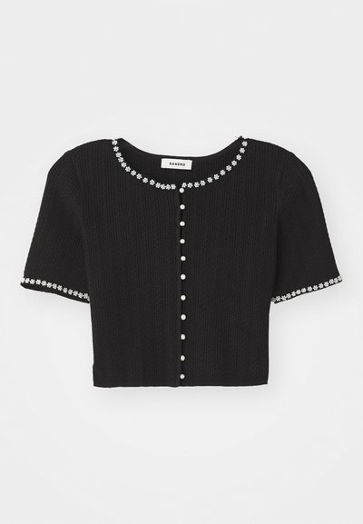 Czarny krótki sweter dziewiarski z okrągłym dekoltem i krótkimi rękawami, ozdobiony białymi kwiatowymi akcentami oraz guzikami przypominającymi perły.