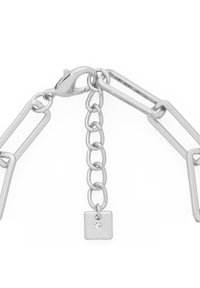 Bracciale in argento con maglie allungate, chiusura a moschettone e ciondolo quadrato con un piccolo dettaglio in cristallo.