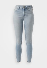Jean skinny bleu clair taille haute avec poches avant, fermeture par boutons et ourlets effilochés.