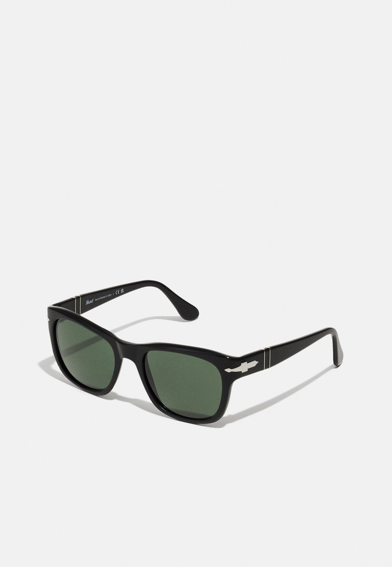 Óculos de sol pretos com lentes verdes, em forma retangular e com braços texturizados. Apresentam um detalhe prateado nas laterais e um acabamento de plástico suave.