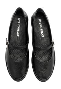 Zapatos planos de cuero negro con punta redonda, plantilla perforada y una correa con hebilla plateada para un ajuste seguro. Logotipo de la marca en el interior.