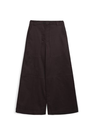 Pantalons large en brun foncé fabriqués dans un tissu robuste, dotés de grandes poches avant et d'une fermeture à bouton à la taille.