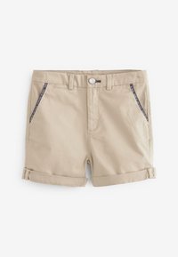 Short beige à ourlet roulé, passants pour ceinture, poches latérales ornées d'un ruban noir avec texte blanc, et fermeture par bouton à la taille.