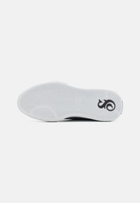 Thumbnail Image 5