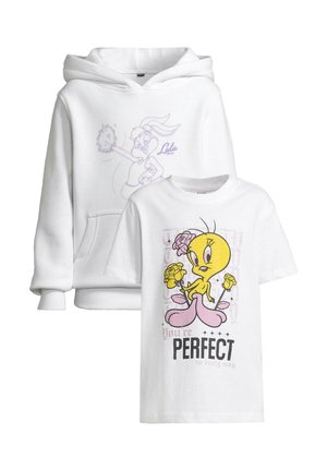 Hvid hættetrøje med en lomme foran, med en lilla illustration af en figur. Kombineret med grå joggingbukser og hvide sneakers.