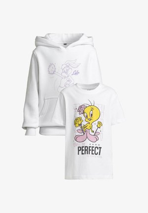 Hvid hættetrøje med en lomme foran, med en lilla illustration af en figur. Kombineret med grå joggingbukser og hvide sneakers.
