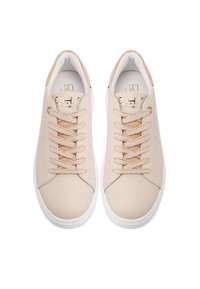 Sneakers in pelle beige con una texture liscia, punta rotonda, dettagli marroni e lacci crema. Presentano una suola in gomma bianca e una branding sottile.