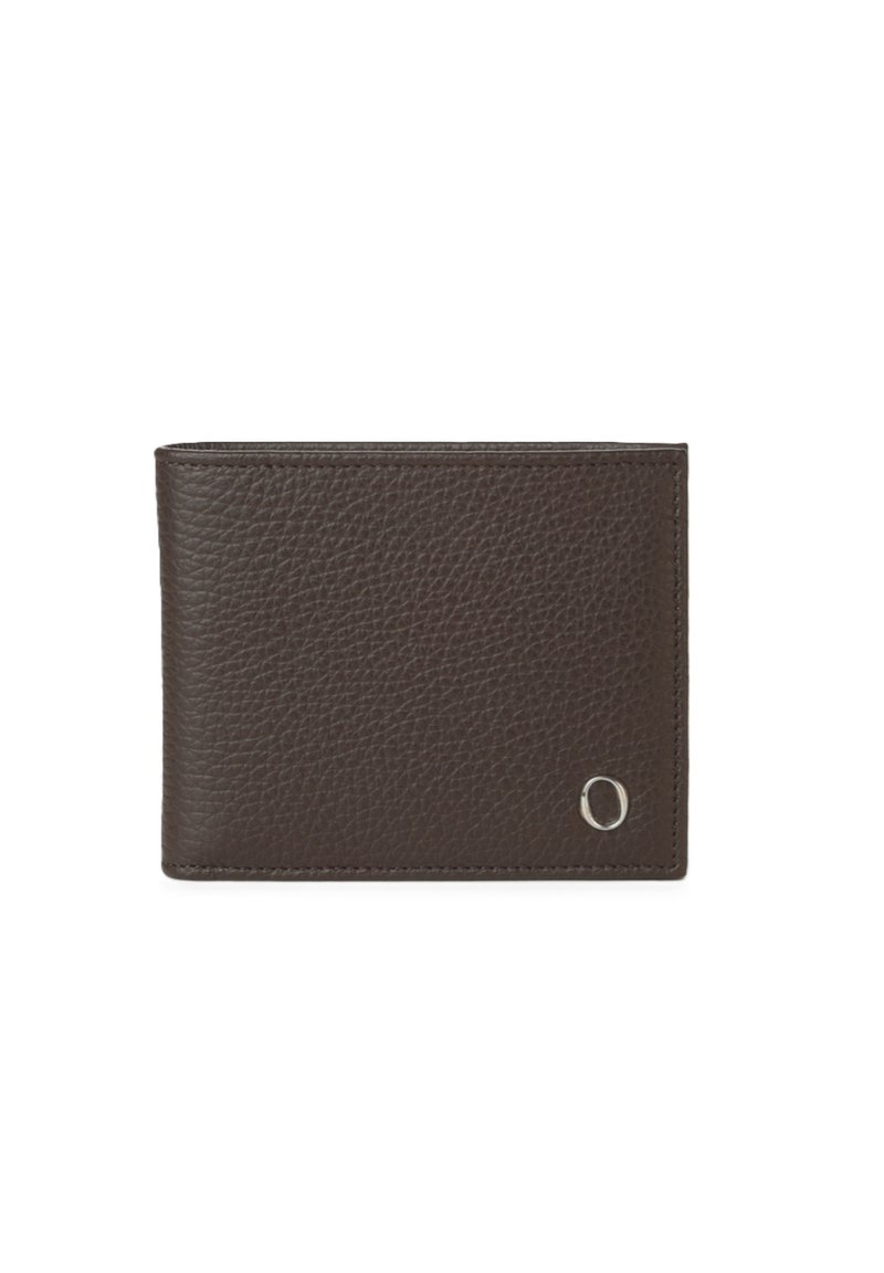 Brun læderpung med tekstureret finish, bifold-design og sølvlogo på forsiden. Kompakt og praktisk form.