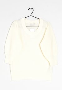 Suéter ligero de punto en un suave color crema con cuello redondo, mangas abullonadas y puños y dobladillo acanalados. La tela tiene un patrón texturizado.