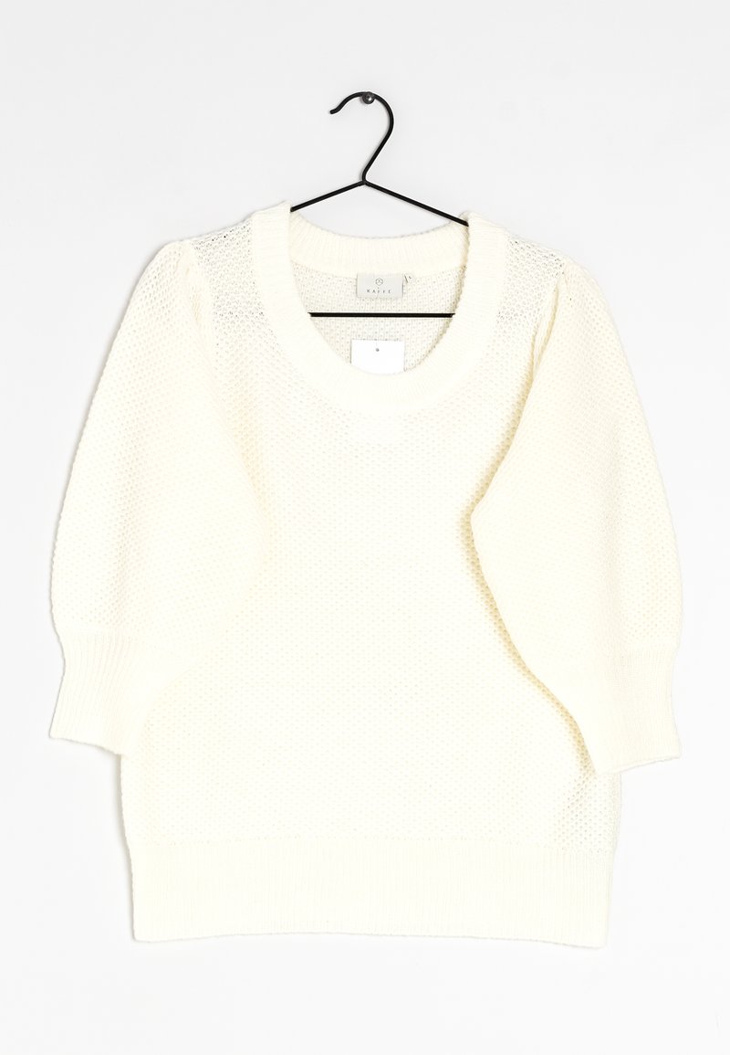 Suéter ligero de punto en un suave color crema con cuello redondo, mangas abullonadas y puños y dobladillo acanalados. La tela tiene un patrón texturizado.