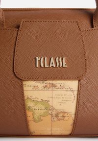 Borsa marrone texture con logo dorato "1ª CLASSE" e un motivo decorativo di mappa vintage sul pannello frontale.