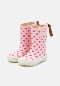 Des bottes de pluie en caoutchouc roses ornées de motifs de cœurs rouges et roses. Semelles blanches texturées, intérieur rembourré et tirettes beige.