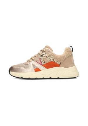 Basket beige avec des textures mélangées, comportant des accents métalliques et en fourrure. Détails orange et rose sur les côtés, avec une semelle épaisse crème.