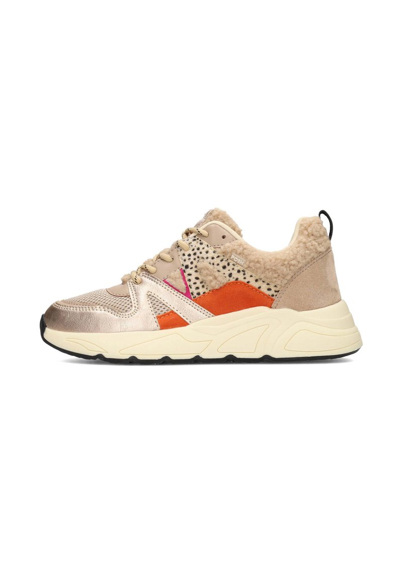 Basket beige avec des textures mélangées, comportant des accents métalliques et en fourrure. Détails orange et rose sur les côtés, avec une semelle épaisse crème.
