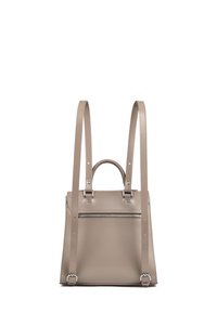 Sac à dos en cuir beige avec deux bretelles ajustables, une poignée sur le dessus, une poche zippée à l'avant et un design minimaliste. Texture lisse et accents subtils.