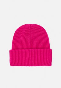 Bonnet en tricot de couleur rose vif avec une texture côtelée et un revers à la base. Conçu pour la chaleur et le style.
