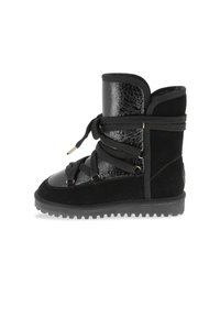 Las botas negras hasta el tobillo presentan una mezcla de texturas brillantes y mate, con un diseño de cordones, una suela robusta y acentos decorativos de hardware.