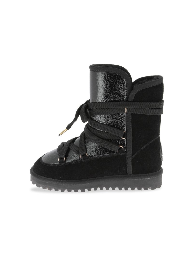 Las botas negras hasta el tobillo presentan una mezcla de texturas brillantes y mate, con un diseño de cordones, una suela robusta y acentos decorativos de hardware.
