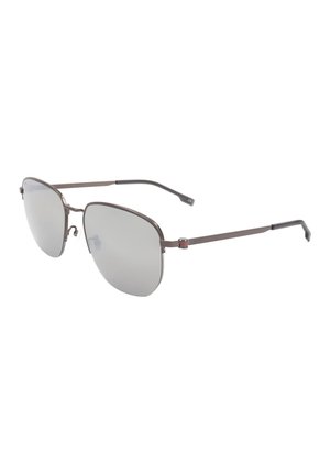 Occhiali da sole aviator con sottili montature in metallo, lenti riflettenti e terminali scuri delle aste rivestiti in plastica su sfondo bianco.
