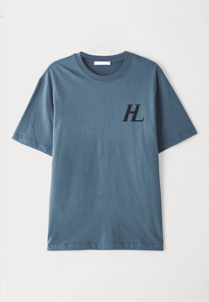 Tricou din bumbac albastru cu mânecă scurtă, prezentând un logo întunecat "HL" pe piept. Materialul are o textură netedă și un decolteu rotund.